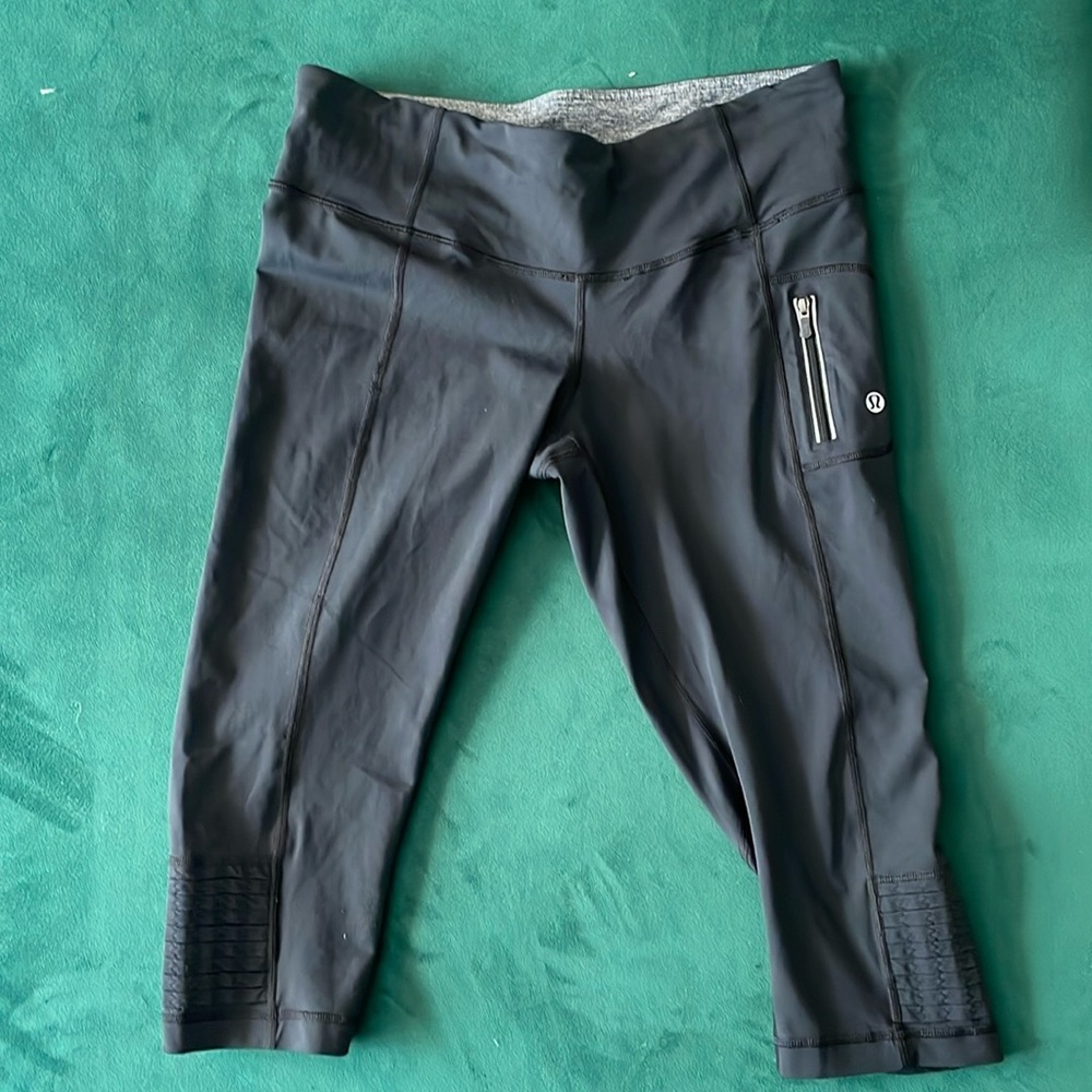 Lululemon black cropped leggings